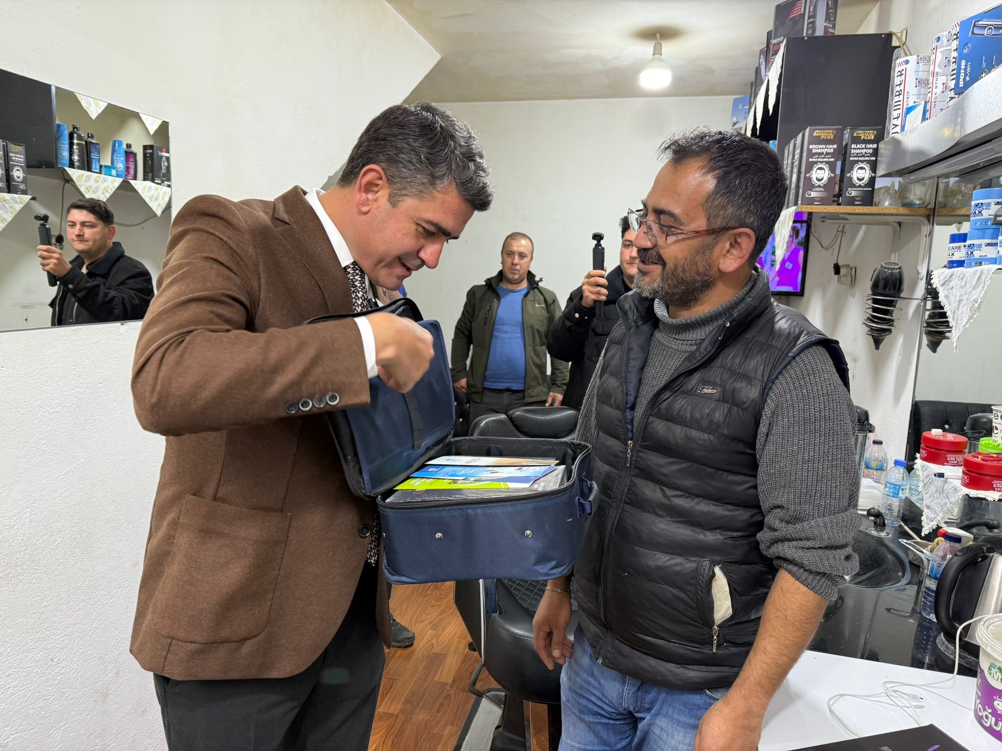 BAŞKAN KOÇ’TAN BERBERLERE TIRAŞ SETİ HEDİYESİ