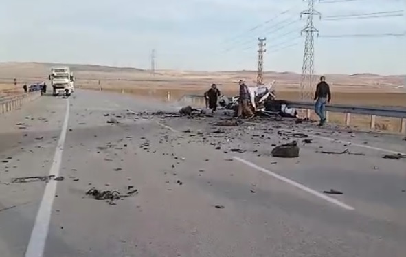 KAFA KAFAYA ÇARPIŞMA:  4 ÖLÜ, 3 YARALI