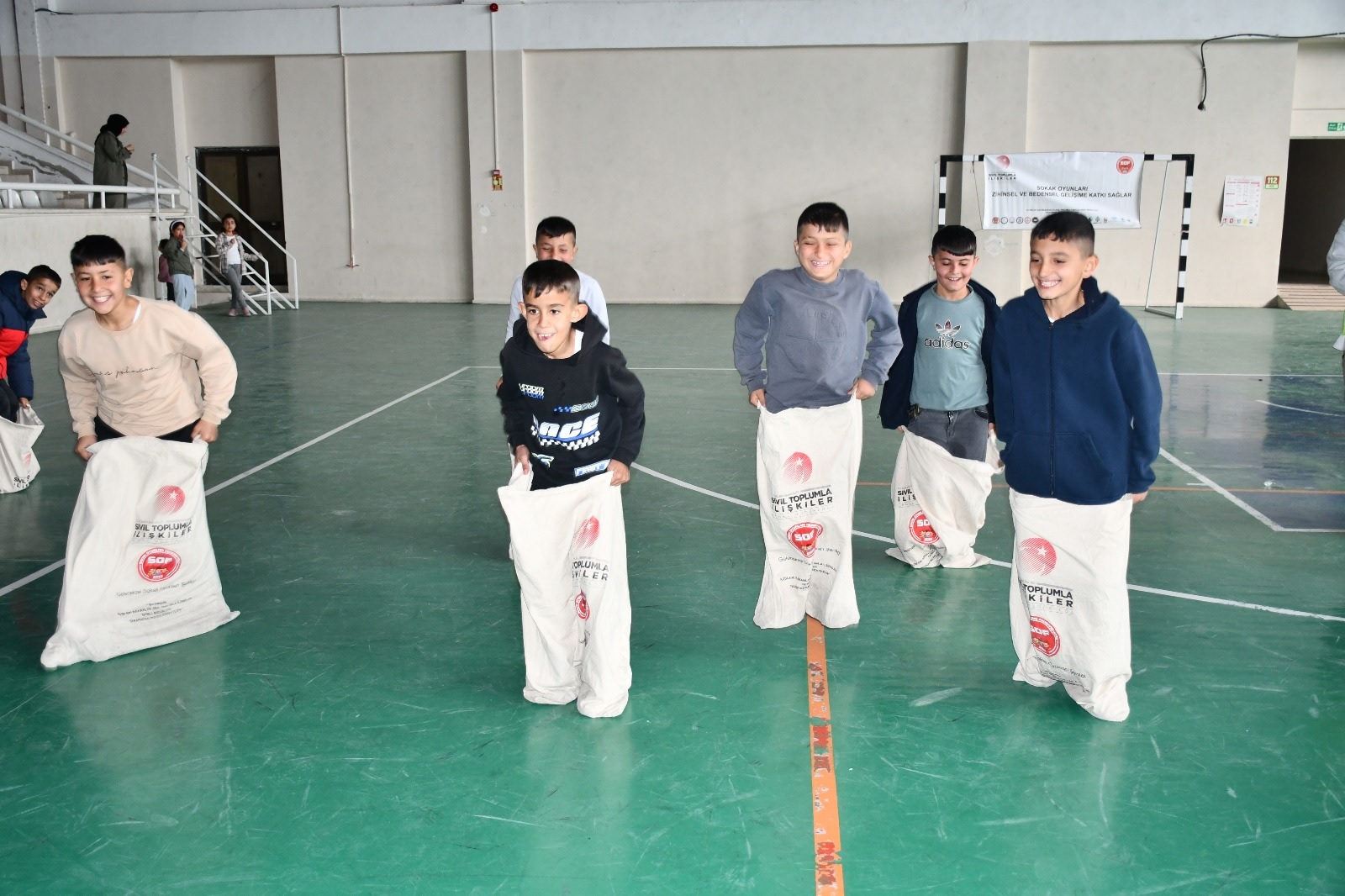 ESKİ OYUNLARLA  DOYASIYA EĞLENDİLER