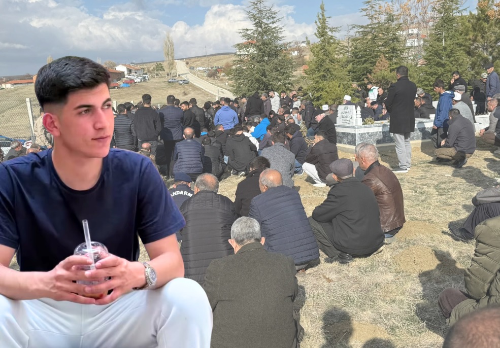 20 YAŞINDAKİ GENÇ BALKONDA CANINA KIYDI