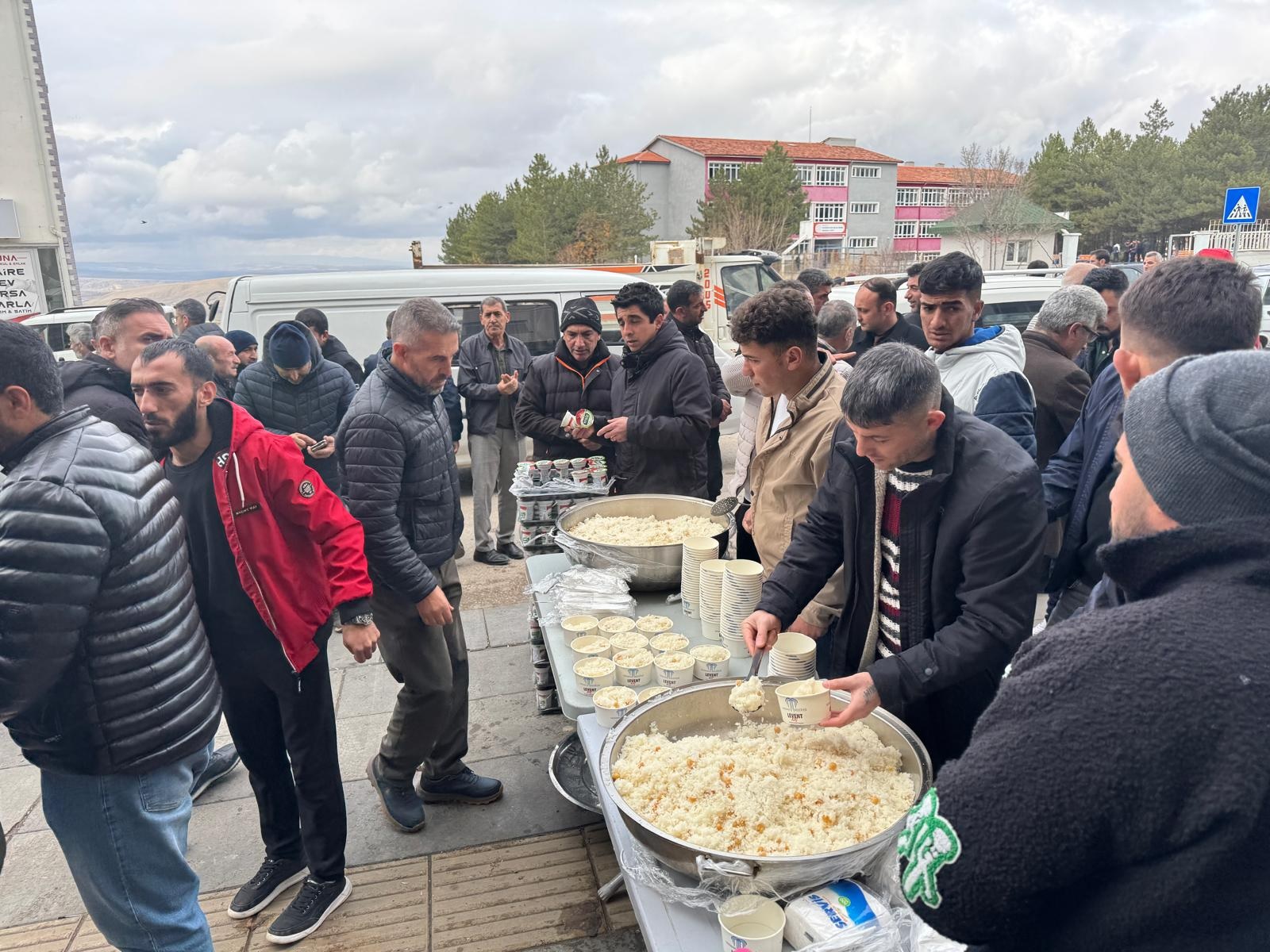 BELEDİYEDEN CENAZE EVLERİNE NOHUT PİLAV