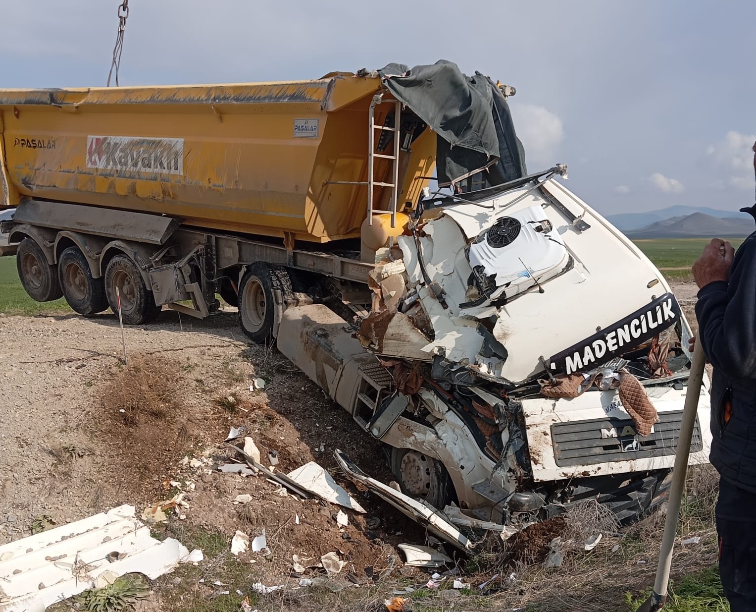 BALÇIKHİSAR YOLUNDA KUM YÜKLÜ TIR DEVRİLDİ